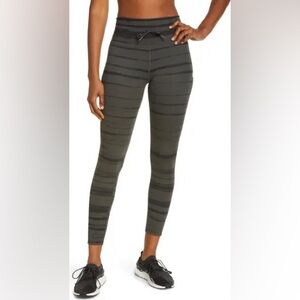 Vuori Daily Leggings in Dark Oregano Shibori
Stripe size Small.